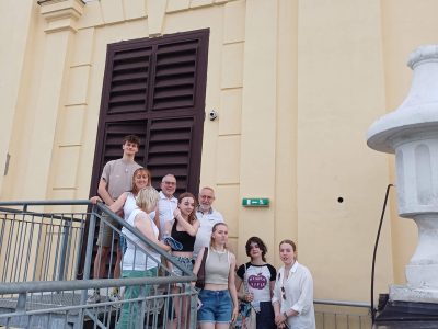 Skót testvér gyülekezet tagjai a panoráma járdán